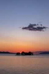 Fototapeta premium 宍道湖の夕焼けと嫁ヶ島の風景 島根県松江市