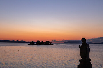 Fototapeta premium 宍道湖の夕焼けと嫁ヶ島と袖師地蔵の風景 島根県松江市