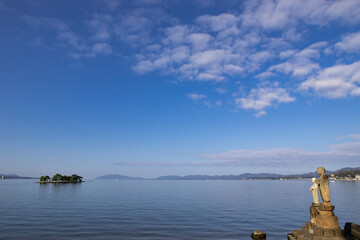 Fototapeta premium 早朝の宍道湖と嫁ヶ島と袖師地蔵の風景 島根県松江市