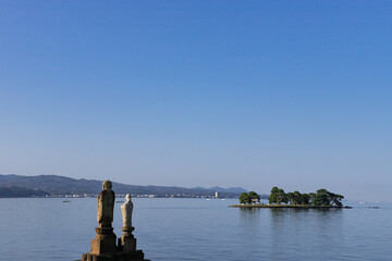 早朝の宍道湖と嫁ヶ島と袖師地蔵の風景　島根県松江市