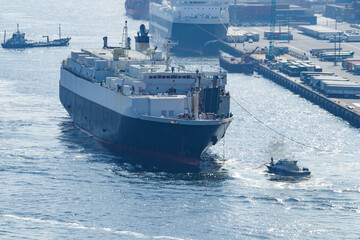 大型船を誘導するタグボートと品川ふ頭に近ずく船