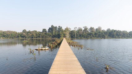 Naklejka premium wooden bridge over lake