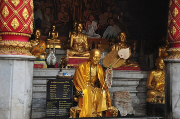 Fototapeta premium buddha statue in temple