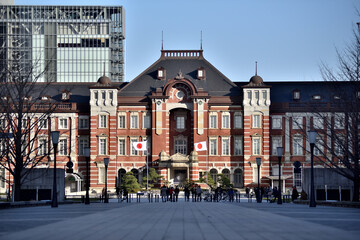 東京駅の正面と日の丸の国旗（中）
