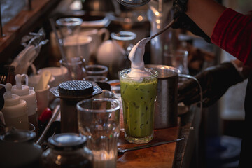 Drink green tea in the glass On the table ready