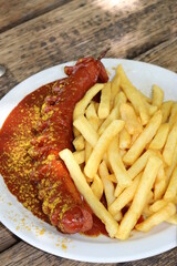 Currywurst mit Pommes Frittes