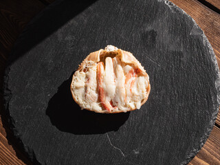 蟹の甲羅の中に蟹の身が入った日本の料理。