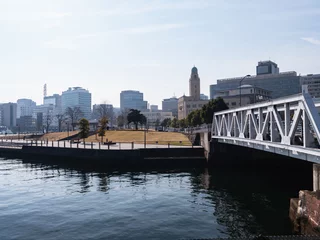 Foto op Plexiglas 日本の横浜市の風景。運河と鉄橋のある街の風景。 © yukimco