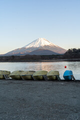 夕暮れの湖と富士山