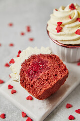 capcakes red velvet with cream and decorated with hearts