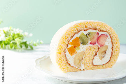 日本で人気のフルーツロールケーキ イチゴ キウイ 桃 バナナ 生クリーム Wall Mural Mimi Tokyo