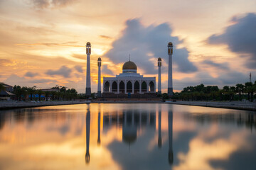 Fototapeta na wymiar Landscape of beautiful sunset sky at Central Mosque, Songkhla province, Thailand