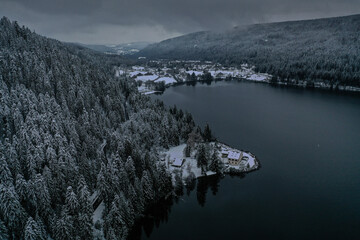 Le lac de Gérardmer sous la neige en hiver dans le Massif des Vosges