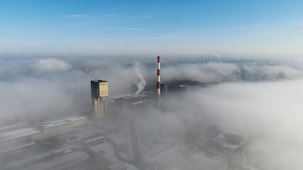 miasto przemysłowe rankiem we mgle z lotu ptaka, Jastrzębie Zdrój na Śląsku w Polsce