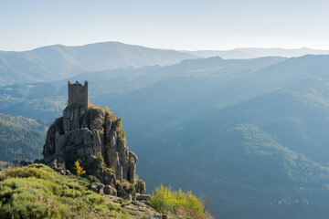 Naklejka premium A view of a large mountain in the background