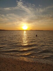 바다속으로 지는 태양