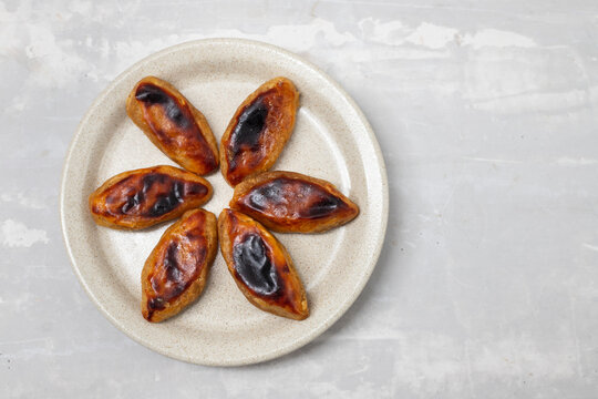 traditional portuguese sweets on the plate