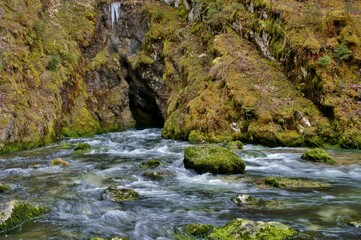 Le Doubs à sa source qui jaillit de la montagne.