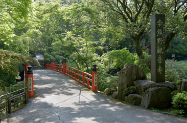 新熊野観音寺　新緑の鳥居橋　京都市