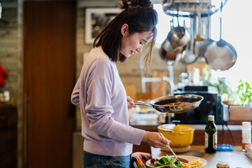 朝食の準備をして食事をする女性