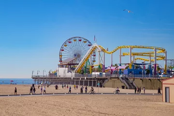 Selbstklebende Fototapeten Santa Monica pier with Pacific wheel and rolercoster. It was closed due to corona virus © dastan