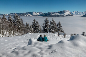 Couple contemplant paysage des alpes en hiver  , Massif de la Chartreuse  , France