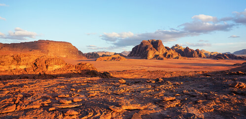 Red Mars-achtig landschap in de woestijn van Wadi Rum, Jordanië, deze locatie werd gebruikt als decor voor veel sciencefictionfilms