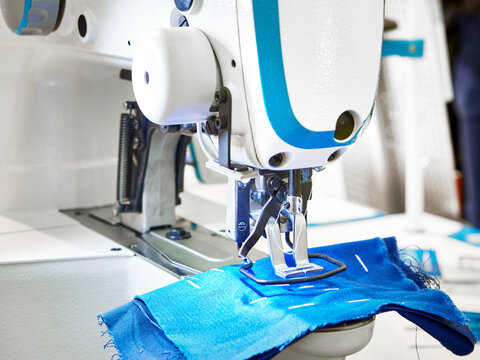 Electronic automatic bartacking sewing machine