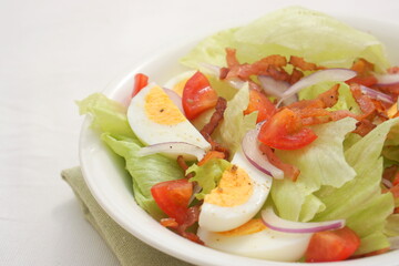 ゆで卵とカリカリベーコンのサラダ