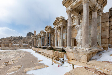 Obraz premium Gymnasium.Welcome to Sagalassos. Isparta, Turkey.To visit the sprawling ruins of Sagalassos, high amid the jagged peaks of Akdag, is to approach myth: the ancient ruined city set in stark.