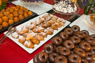 Bandejas con dulces variados en el buffet de un hotel