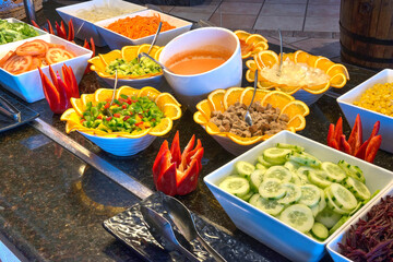 Entrantes y ensaladas en un buffet de restaurante