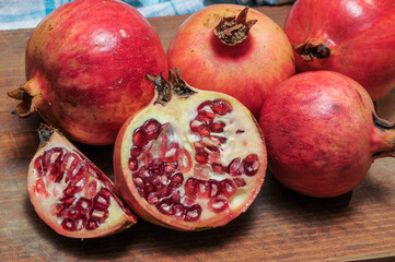 Grupo de frutas de granada sobre una mesa