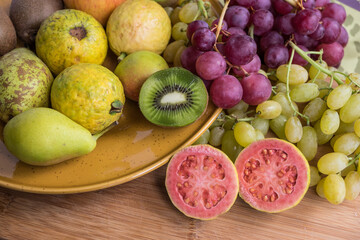 Grupo de frutas variadas sobre una mesa