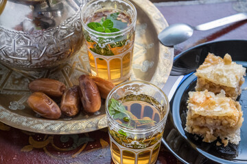 Vasos de té marroquí, dátiles y dulces