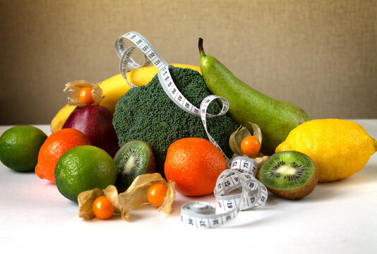 A Complex Of Vitamins In Fruits And Broccoli For Dieting And Reducing Body Weight And A Healthy Lifestyle.