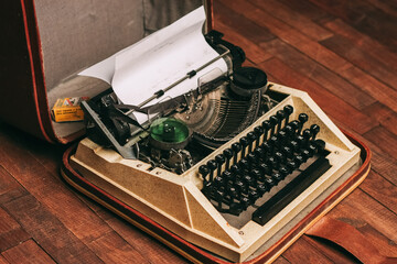 Fototapeta na wymiar typewriter retro typewriter classic style mechanical technology wood background