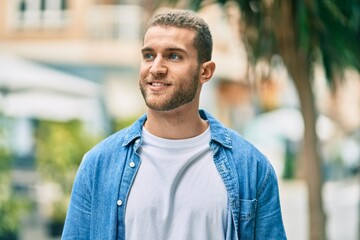 Fototapeta premium Young caucasian man smiling happy standing at the city.
