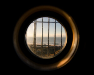 Ein Blick aus einem Leuchtturm Fenster aufs Meer