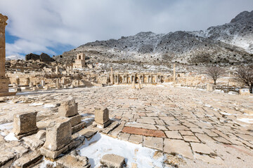 Obraz premium Gymnasium.Welcome to Sagalassos. Isparta, Turkey.To visit the sprawling ruins of Sagalassos, high amid the jagged peaks of Akdag, is to approach myth: the ancient ruined city set in stark.