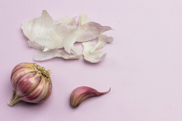 Unpeeled head of garlic, cloves of garlic, and husk