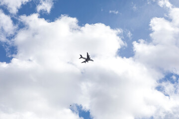 영국, 런던 히드로 공항으로 착륙하는 비행기 / Airplane landing at London Heathrow Airport, UK