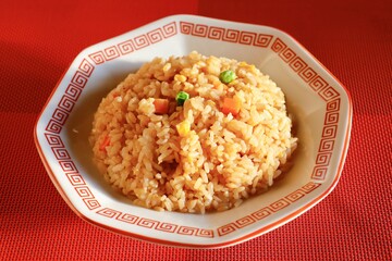 中華皿に入ったチャーハン
