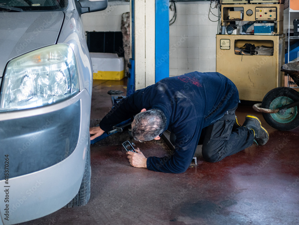 Poster Auto mechanic repairing the car in his workshop