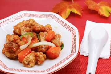 中華皿に入った酢豚