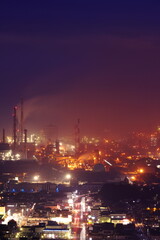 Fototapeta na wymiar 夜霧に包まれる工場地帯
