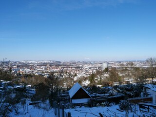 Panoramablick im Winter über die östlichen Teile der baden-württembergischen Landeshauptstadt...