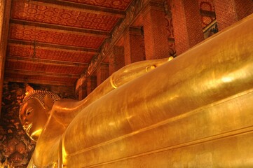 reclining buddha statue