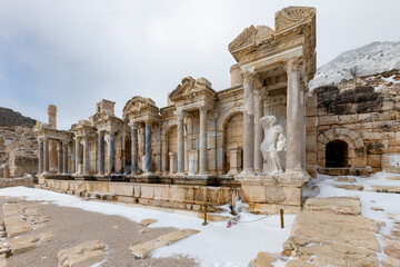 Obraz premium Welcome to Sagalassos. Isparta, Turkey.To visit the sprawling ruins of Sagalassos, high amid the jagged peaks of Akdag, is to approach myth: the ancient ruined city set in stark