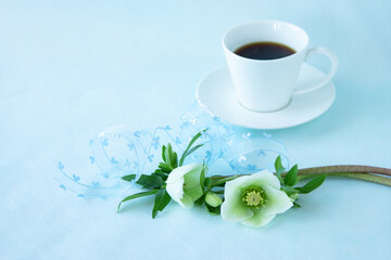 Obraz na płótnie Canvas ハートのリボンと美しい白のクリスマスローズの花束とコーヒー